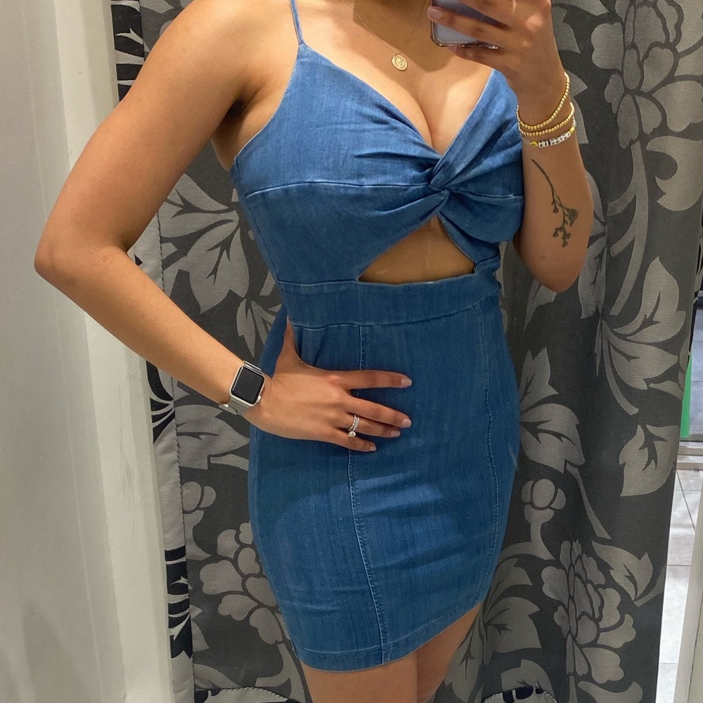 LIKE NEW- IRIS - DENIM MINI DRESS 💙
